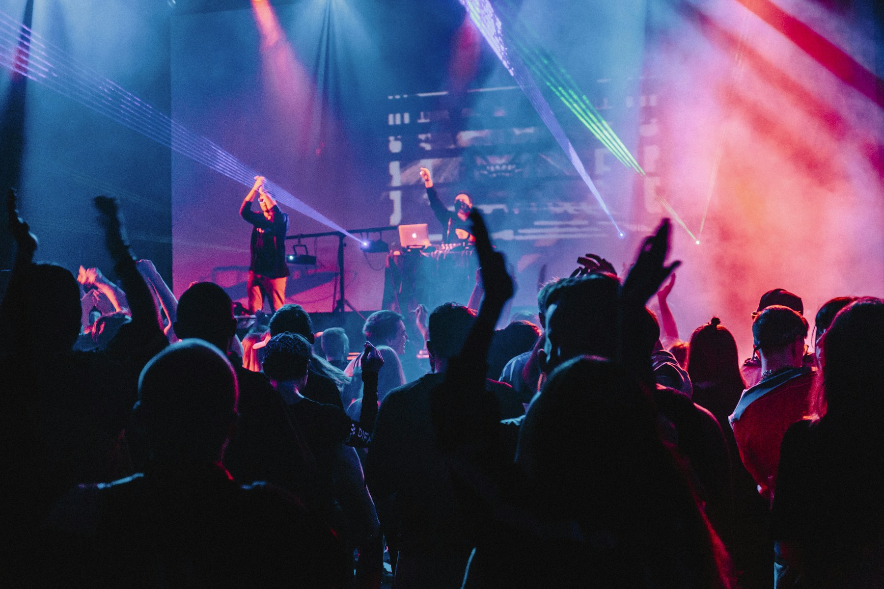 Dansend publiek op een evenement